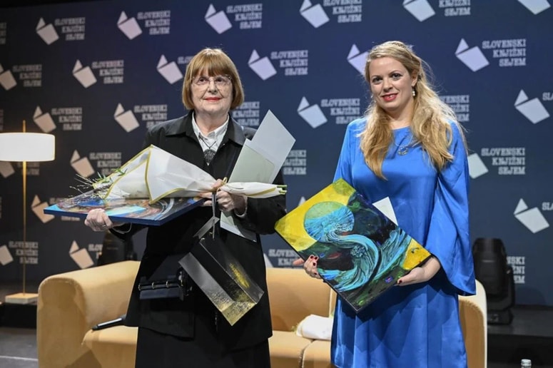 Marija Švajncer in Tanja Petrič ob prejemu nagrade mira 