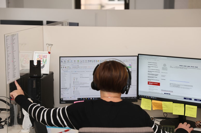 Klice sprejemajo na 02 228 62 00 (pritisk 2) od 6. do 19. ure od ponedeljka do petka, le med 10. uro in 10.30 so linije izklopljene. 