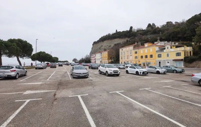 Glavna fotografija članka:(FOTO) V Piranu namesto velikega parkirišča nova urbana plaža in še ena parkirna hiša