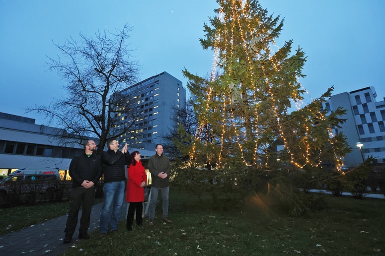 Pet, štiri, tri, dva, ena! In lučke na smreki so zagorele. Simbol v zahvalo požrtvovalnosti zdravstvenim delavcem in v uteho bolnikom, ki morajo praznike preživeti v bolnišnici. 