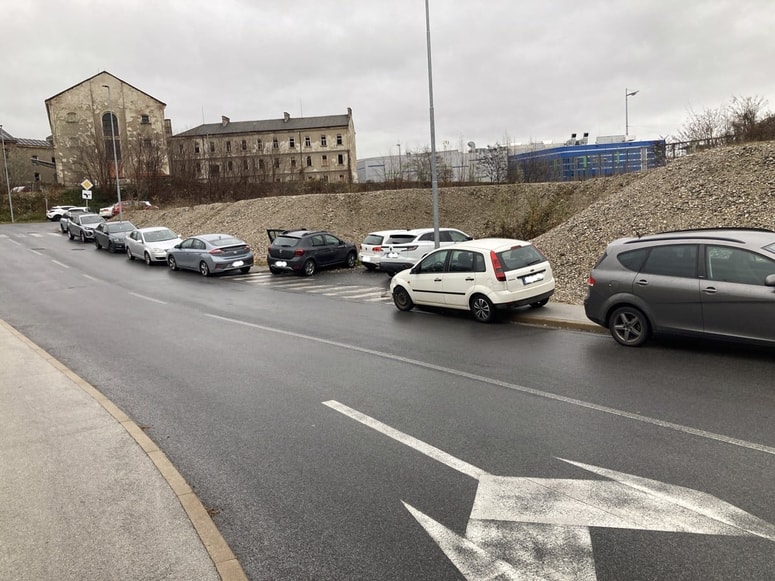 Ko pločnik postane parkirišče ... Prednost pločevini pred invalidi in starši z vozički. 