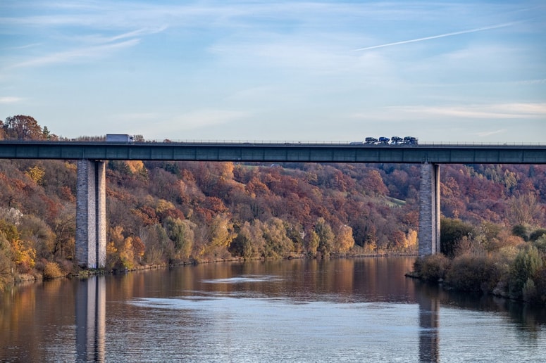 Ladja je trčila v most. Fotografija je simbolična.
 