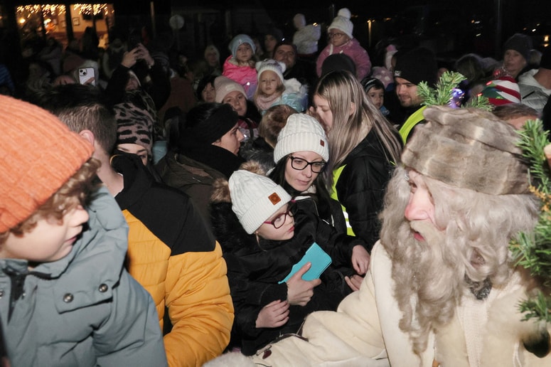 Glavna fotografija članka:(FOTO) Dedek Mraz se je spustil s Pohorja: Snežni stadion v Mariboru preplavila otroška radost