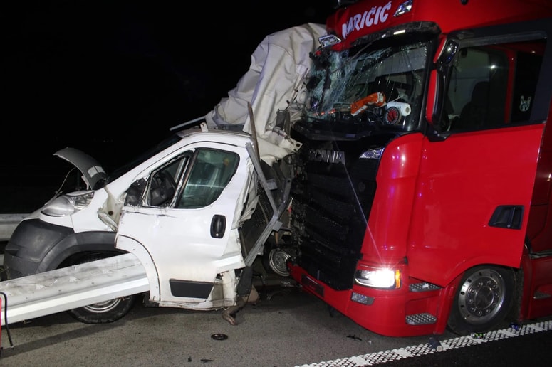 Nesreča tovornega in kombiniranega vozila na dolenjski avtocesti.