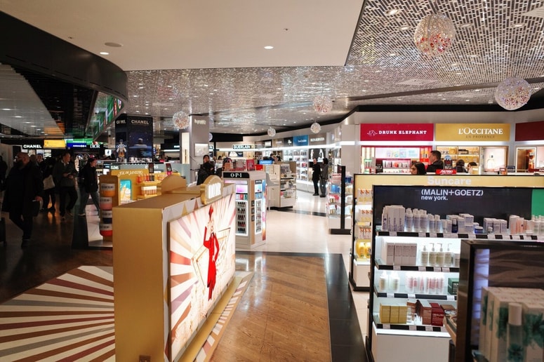 Glavna fotografija članka:Na londonskem letališču več ljudi poškropili domnevno s solzivcem