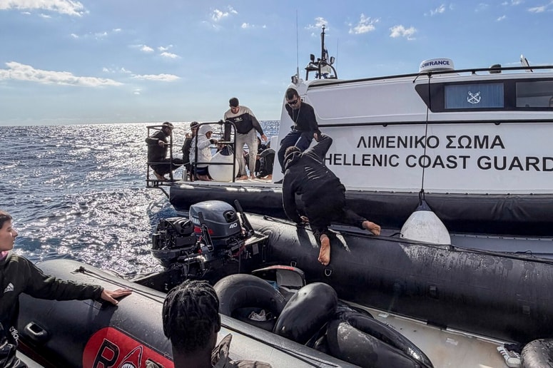 Glavna fotografija članka:Ob obali Krete umrlo 17 migrantov, plovilo naj bi zaradi nevihte izgubilo stabilnost