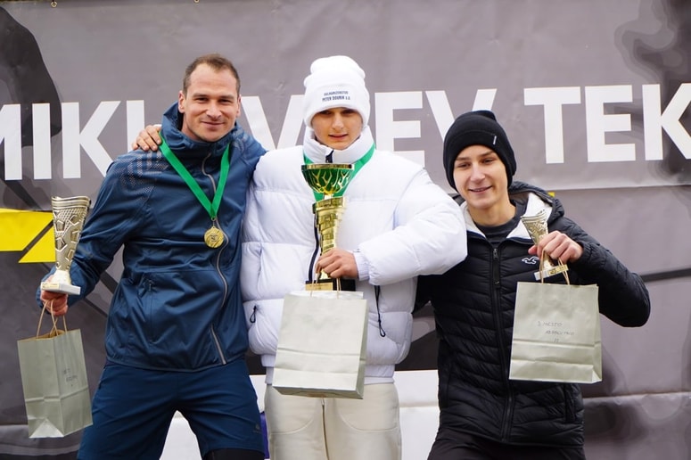 Glavna fotografija članka:Na Ravnah 55 tekačev iz sedmih držav, najboljša pa znova Lukas Dovnik in Tina Vrhovnik