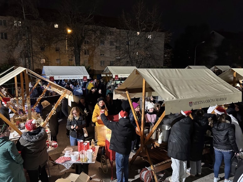 Vsakoletni vrvež na bazarju na parkirišču pri šoli 
