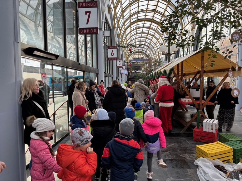 Glavna fotografija članka:(FOTO) Več sto otrok obiskalo okrašeno avtobusno postajo v Mariboru