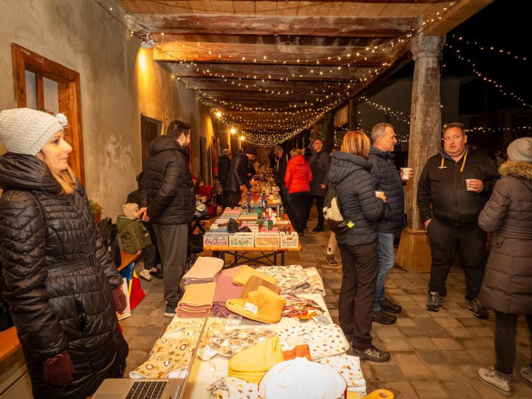 Na Glaserjevi ploščadi bo ob koncih tedna advetni sejem, na ogled bodo jaslice ... 
