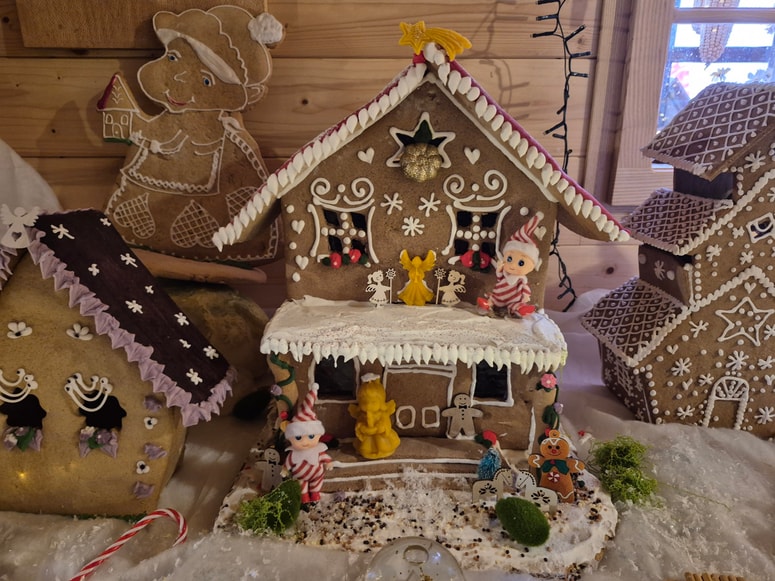 V soju prazničnih luči je v Veržeju razstavljenih kar 80 medenih hišk različnih barv, oblik in velikosti.