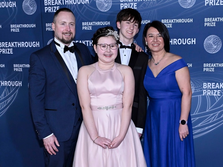 James Tapley, Liam Tapley, Alyssa Tapley (z očali) in Kiona Tapley