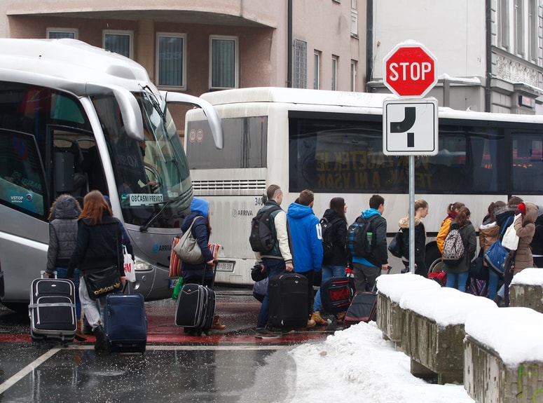 Nihče ne sme imeti prednosti pri vstopanju na avtobus, so odločeni na ministrstvu. 
