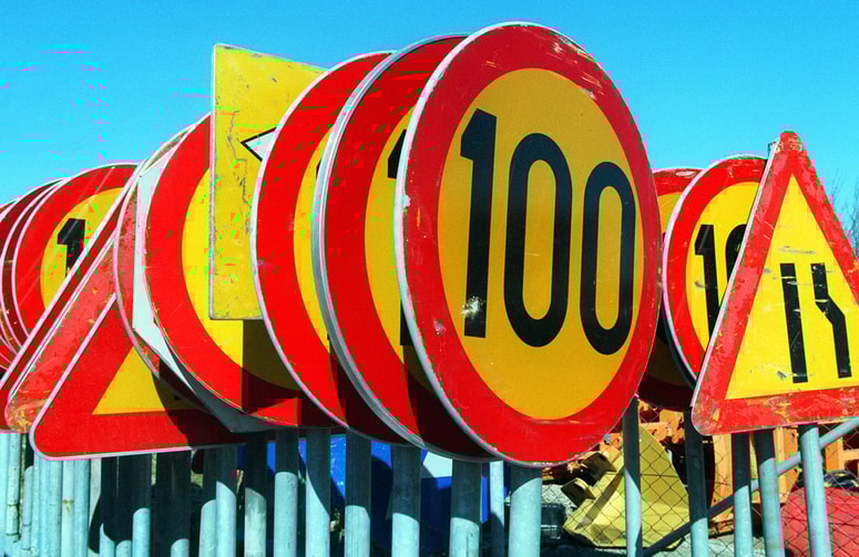 Bi morali prometni znaki - kot denimo ti z rumenim osrednjim delom - v celoti romati na smetišče zgodovine? 