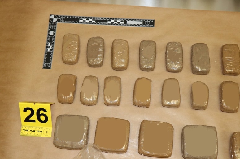 Glavna fotografija članka:(FOTO) Zasegli heroin, ekstazi, kokain, orožje. Slovenska in italijanska policija razbili združbo preprodajalcev mamil