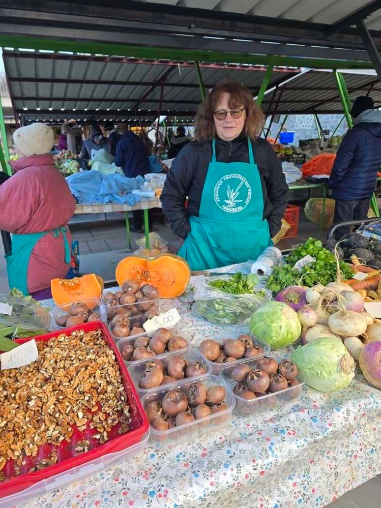 Marija Kos iz Ruperč ima doma 15 orehovih dreves, ki, "še vsako leto obrodijo", čeprav so zadnja leta škodljivci in bolezni pogostejši, oni pa nič ne škropijo. 