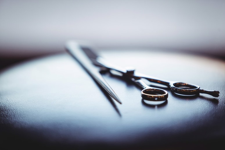 Iz posnetka je razvidno, da se to dogaja proti njegovi volji.