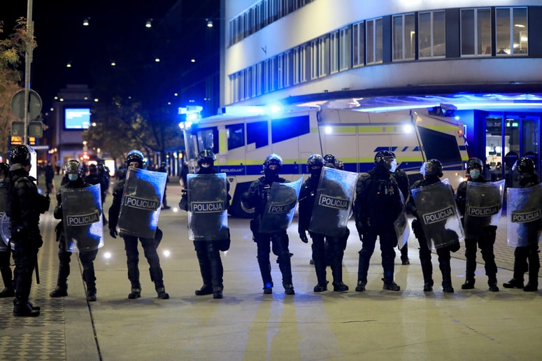 Ljubljana, 5. novembra 2020. Policija se je v središču mesta pojavila tudi z vodnim topom. 