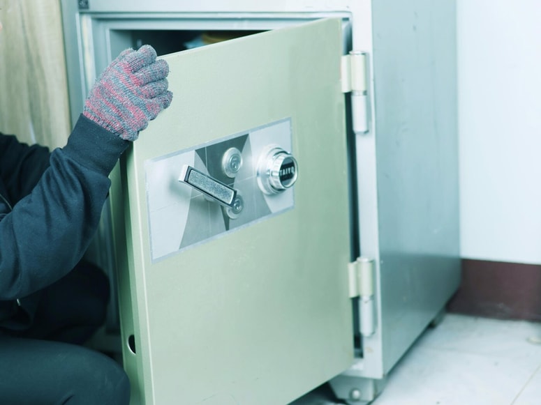 V sefu so se nahajali vrednejši predmeti. Slika je simbolična.