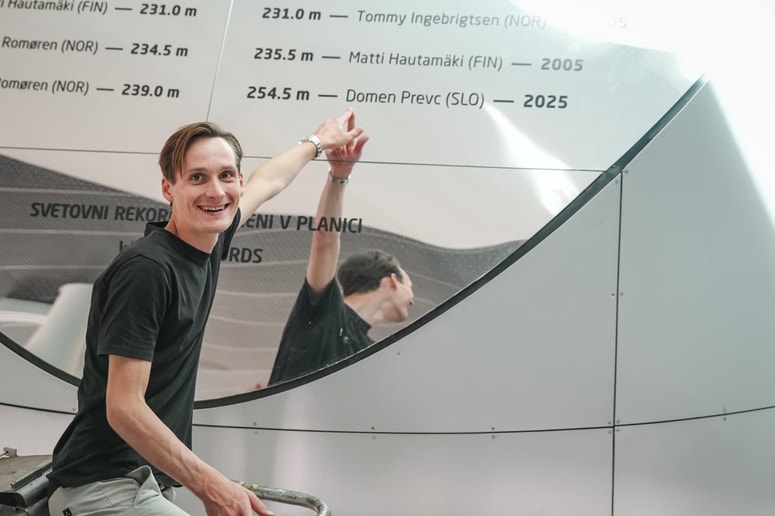 Domen Prevc se je na "kraj zločina", kjer je postavil svetovni rekord, vrnil v novi funkciji. 