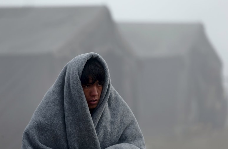 Migrante so potegnili iz vode gasilci in policisti. Fotografija je simbolična.