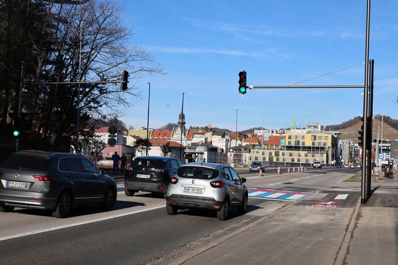 Semafor je opremljen z radarjem, če boste peljali prehitro, vas bo na njem pričakala rdeča luč, če v skladu s predpisi, pa zelena (