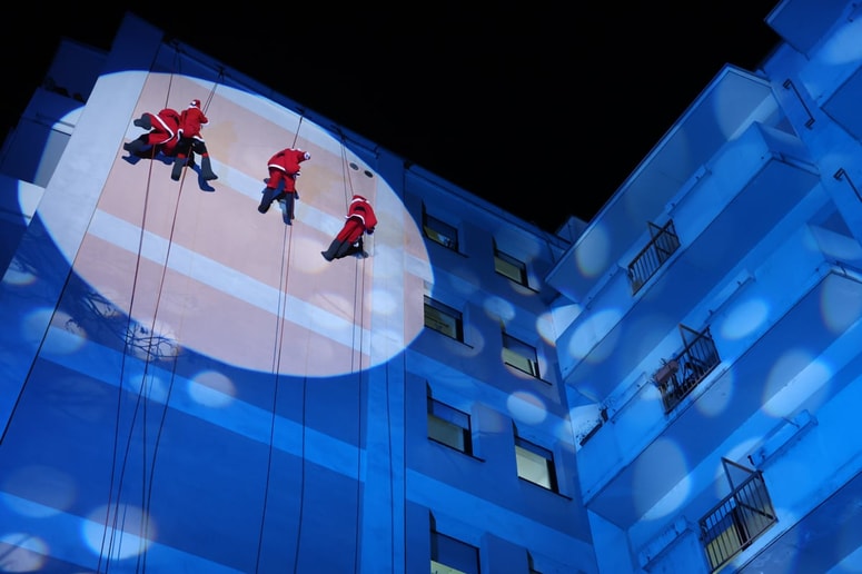 Glavna fotografija članka:(FOTO) Srčni spust božičkov znova razveseljuje stanovalce Doma Danice Vogrinec