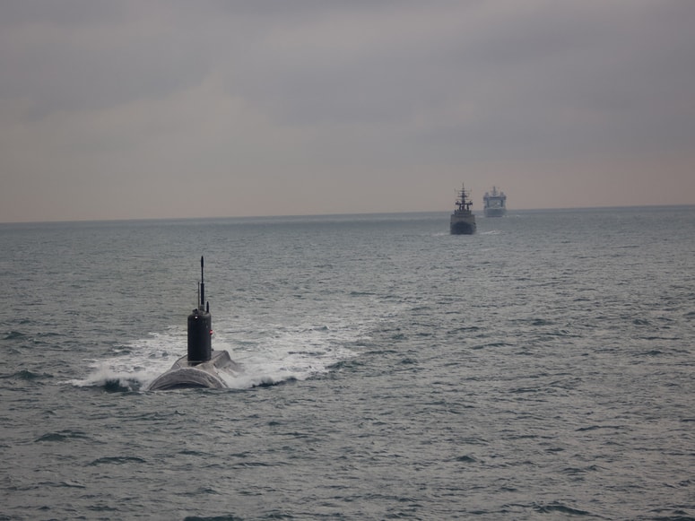 Fotografija ruske podmornice med plutjem skozi Rokavski preliv. Fotografijo je medijem poslala britanska mornarica. 