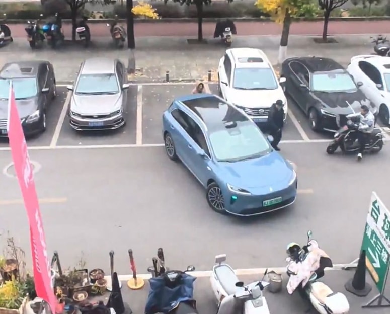 Ženska je hranila parkirno mesto za svojega moža.