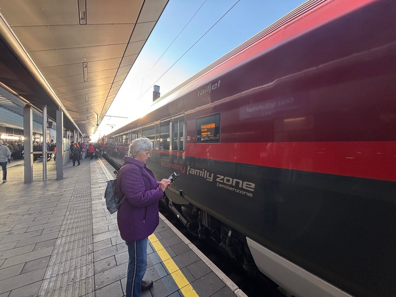 Prve potnike na redni liniji bo vlak odpeljal v nedeljo, ko bo vozil 33-krat na dan. 