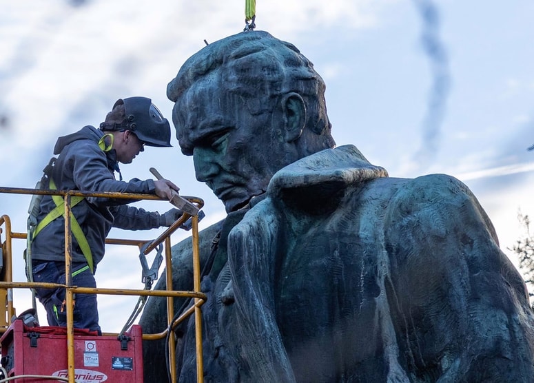 Ob zaključku obnove spomenika. 