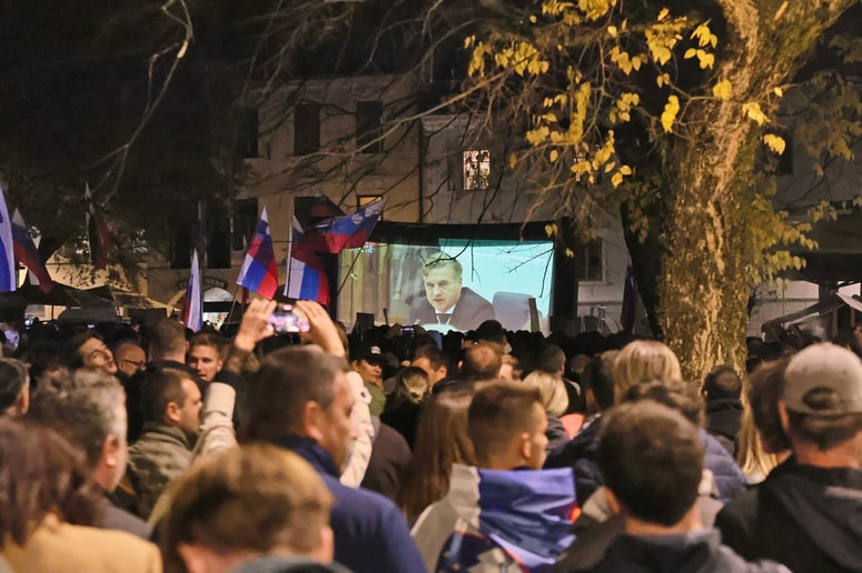 Predsednik vlade Robert Golob na izredni seji občinskega sveta v Novem mestu po napadu na Aleša Šutarja.