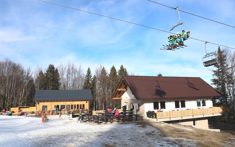 Ob Ruški progi končno stojita pravi koči. 