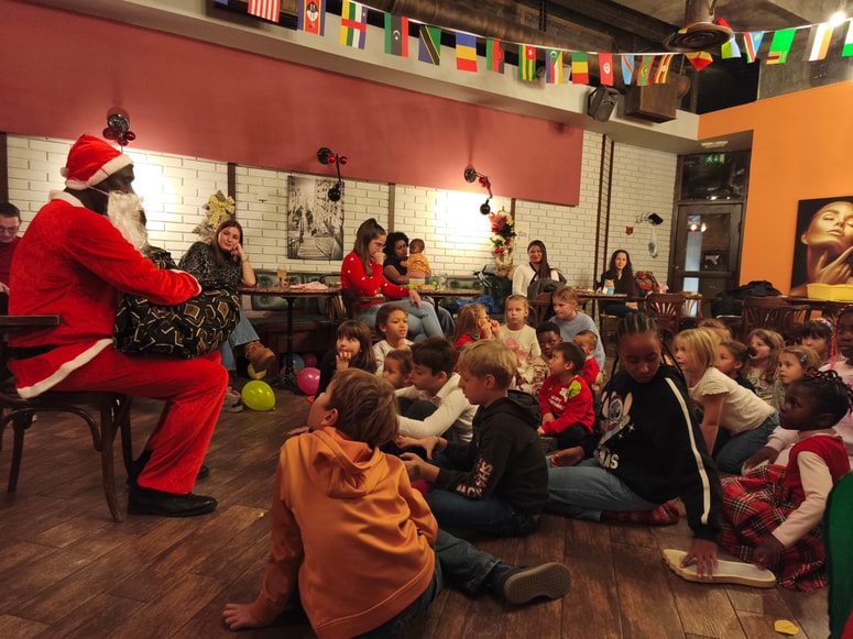 Darila, ki so jih prejeli otroci, potem ko jim je temnopolti Božiček povedal poučno afriško pripovedko o osličku, so prišla iz Kenije