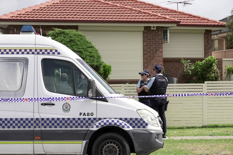 Policisti pred hišo osumljencev za napad v Sydneyju