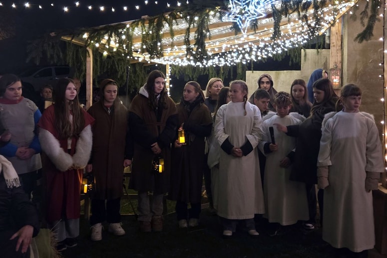 Uprizoritev živih jaslic so pripravili učenci verouka. 