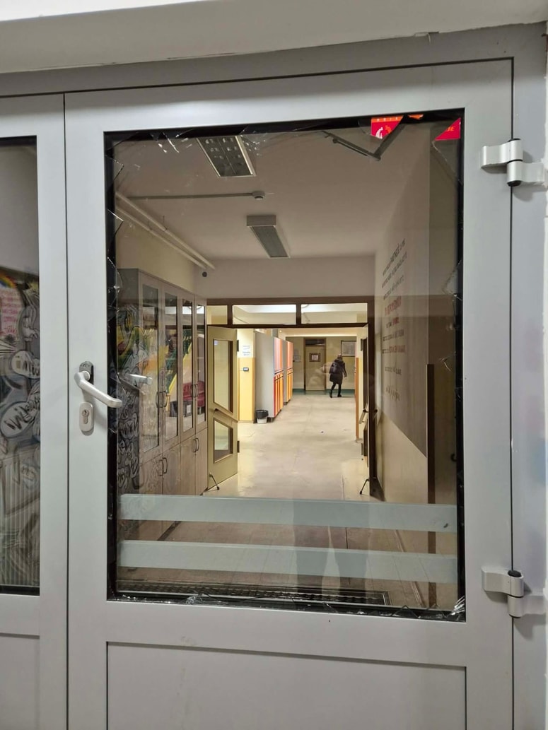 Eksplozija je razbila steklo na vhodnih vratih šole, poškodovala strop nad vhodom ter uničila dve stropni svetilki. 