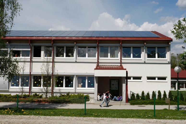 Glavna fotografija članka:(FOTO) Napad s pirotehniko na Osnovno šolo Duplek: Razbita stekla, poškodovan strop in prestrašeni očividki