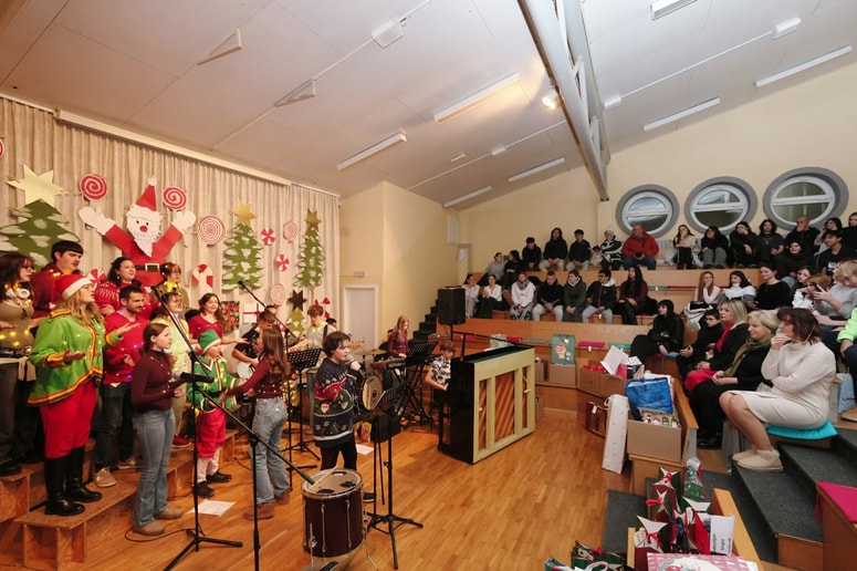 Glavna fotografija članka:(FOTO) Nekdanja gojenka danes razveseljuje otroke Mladinskega doma Maribor: "Čutim dolžnost, da nekaj vrnem"
