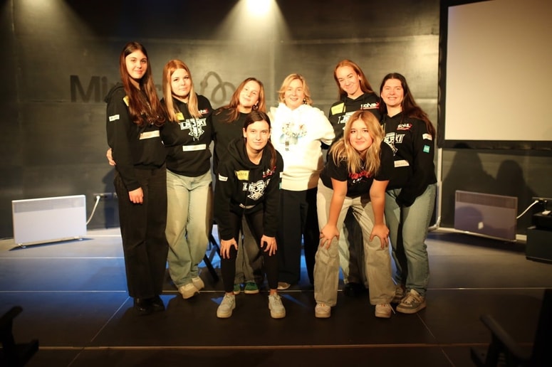 Sabina Fras Popović s hokejistkami HDK Maribor 