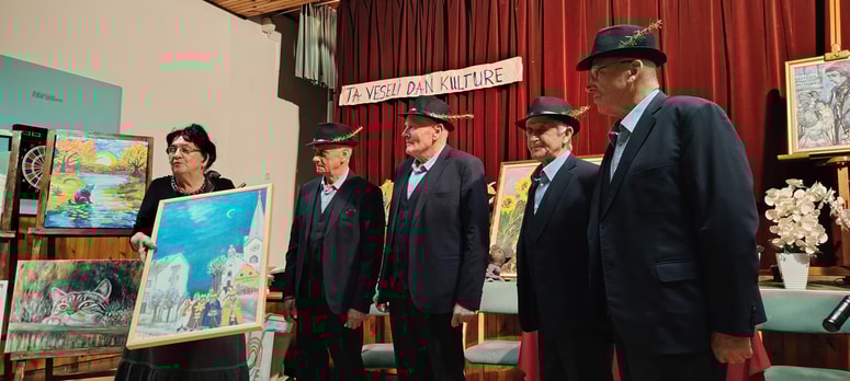 Ljudski pevci pri KPD Stane Petrovič Hajdina s predsednico društva Cecilijo Bernjak 