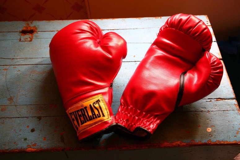 Kot neporažen je boksarske rokavice odložil v kot. 