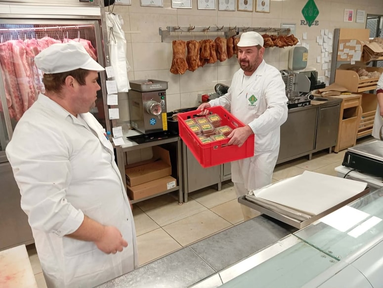 Stanko Mesarec (desno) v predprazničnem času izdela bistveno več bifteka kot sicer. Ta gre nato skozi skrbne roke Simona Zajca, vodje mesnice, da doseže kupca. 