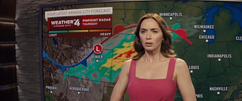 V središču zgodbe je televizijska meteorologinja iz Kansas Cityja, ki jo upodablja odlična Emily Blunt.
