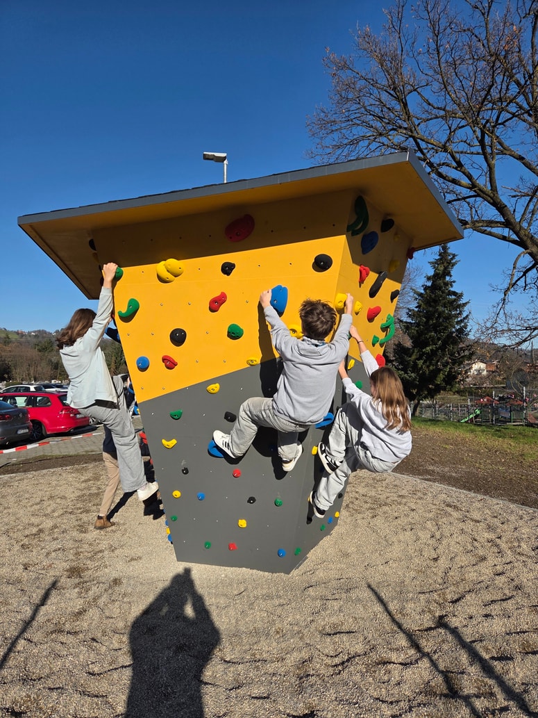 Plezalna stena stoji med pokopališčem v Limbušu in Osnovno šolo Rada Robiča.