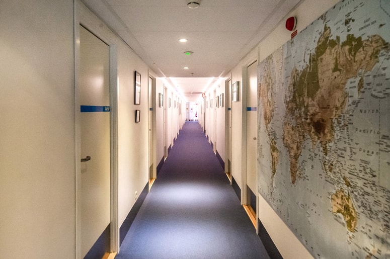 Osebje hotela sprva ni posumilo ničesar nenavadnega. Fotografija je simbolična. 