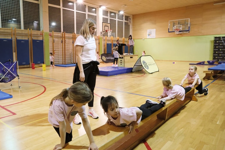 Deklice nogomet spoznavajo z najrazličnejšimi vajami, kmalu tudi z vlogami animiranih likov.