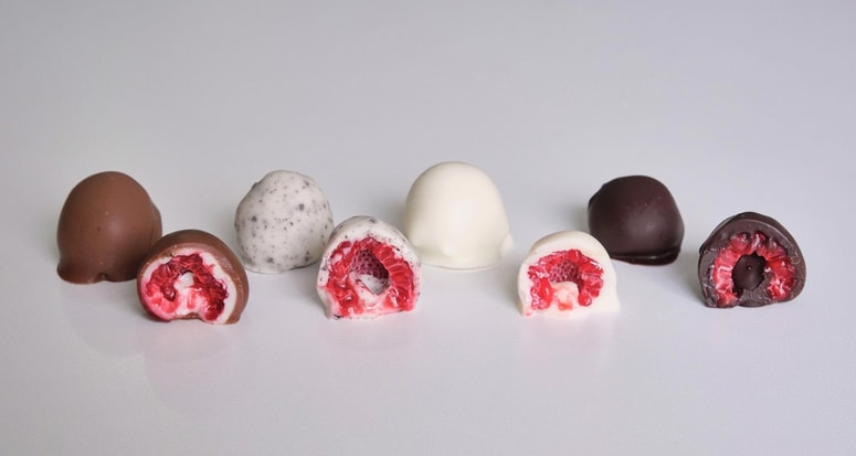 Deklici sta umrli po zaužitju malin, ki so bile prelite s čokolado in, kot se je izkazalo kasneje, posute s smrtonosnim strupom. Fotografija je simbolična. 