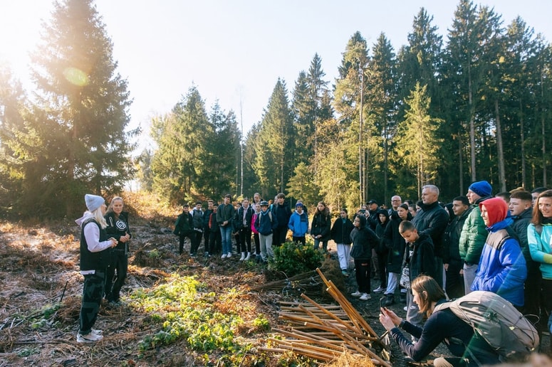 Glavna fotografija članka:Lumar in Janja Garnbret posadila novih 1.000 dreves – do leta 2027 skupaj 4.000 dreves za Slovenijo