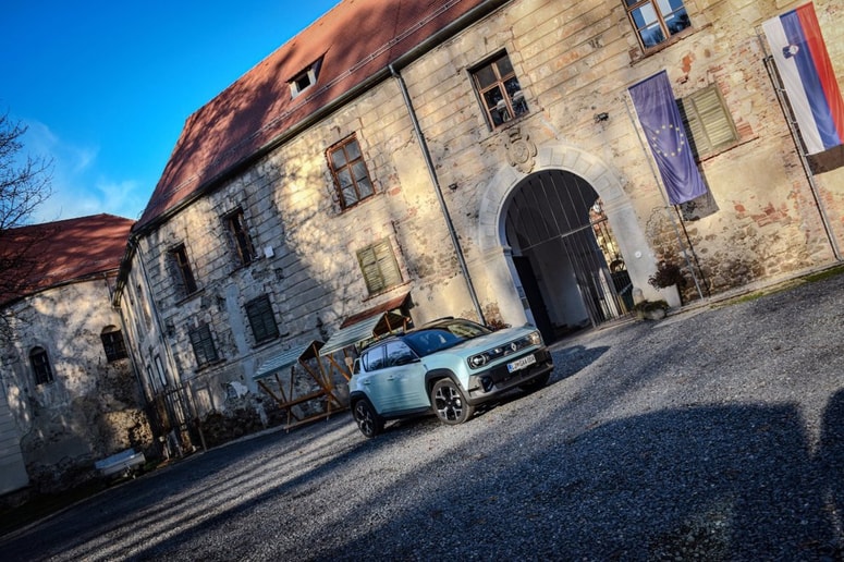 Grad Grad na Goričkem, največji grad v Sloveniji, prvič omenjen v 12. stoletju. Skozi stoletja je bil v lasti templjarjev, plemiških rodbin in kasneje zapuščen, danes pa ponovno oživljen kot kulturni in turistični center. 